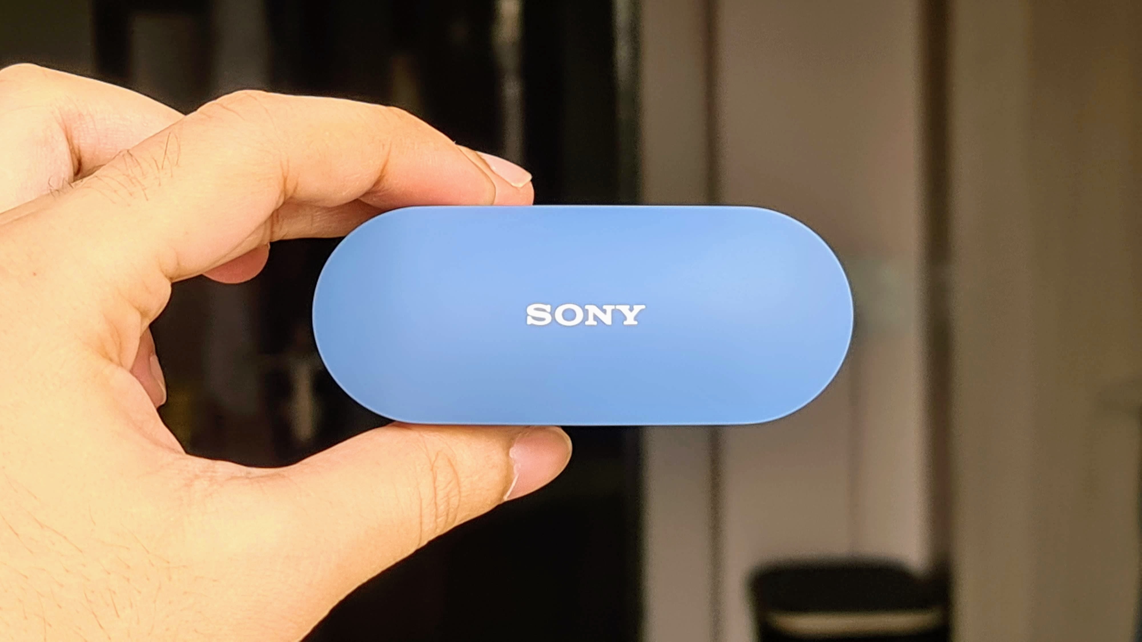 The Sony WF-SP800N charging case has a LED indicator and supports USB Type-C port at the bottom. The Sony WF-SP800N charging case has a LED indicator and supports USB Type-C port at the bottom.