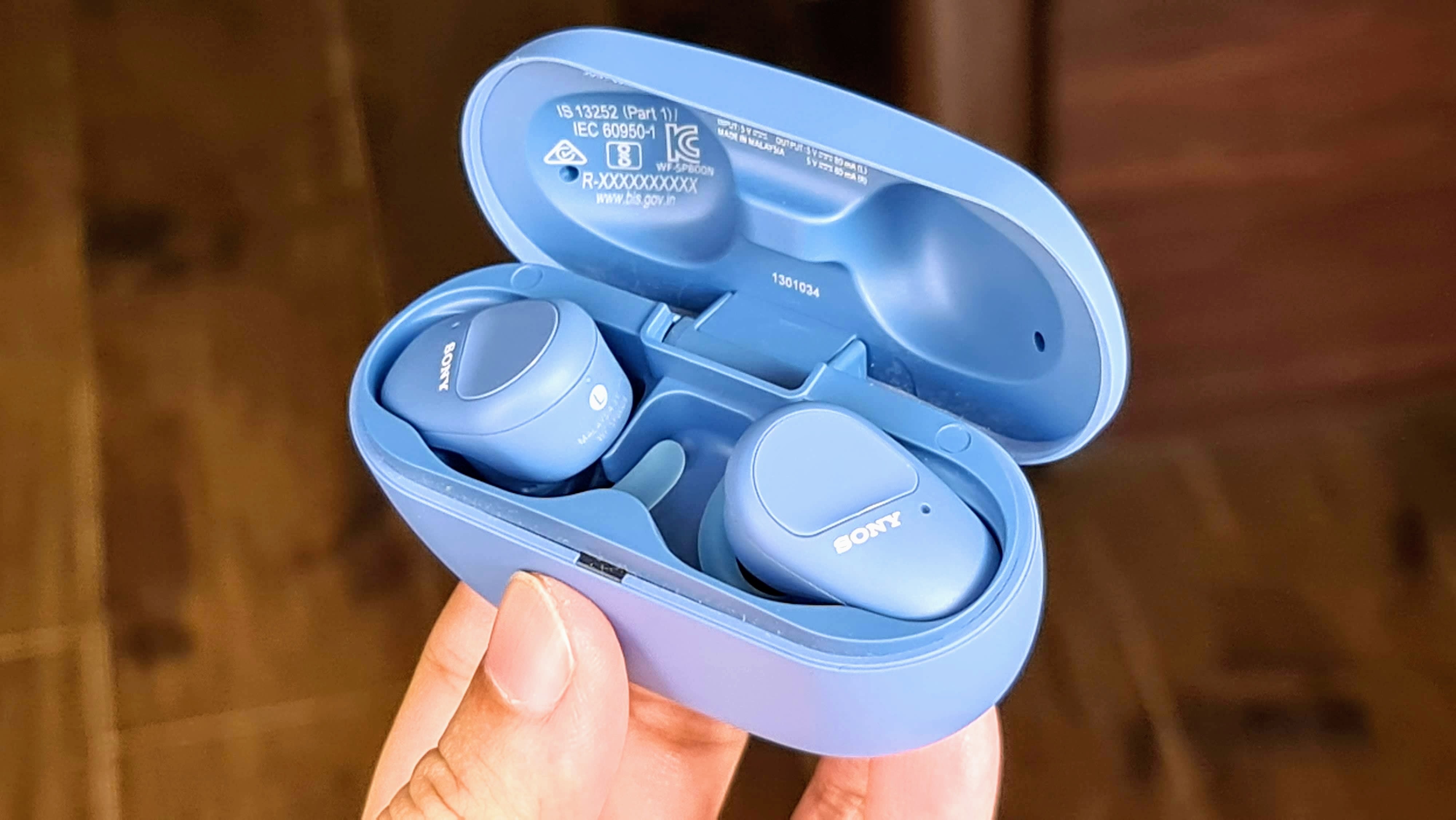 The earbuds weigh roughly 8 grams and have a frequency range of 20Hz to 20,000Hz. The earbuds weigh roughly 8 grams and have a frequency range of 20Hz to 20,000Hz.