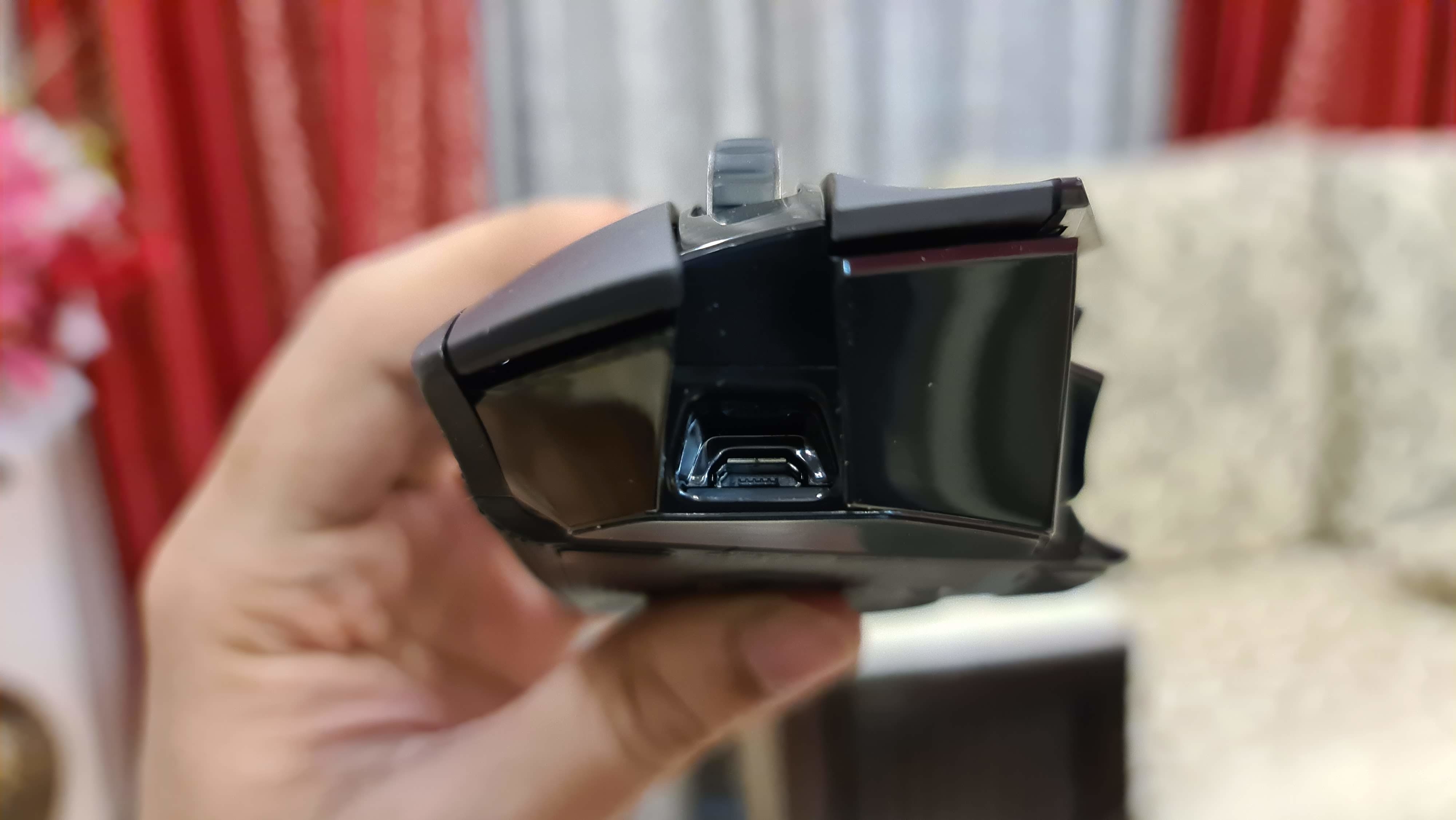 The mouse has 11 programmable buttons that can be customized through Logitech G HUB Software.