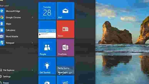 Visitors-try-out-Windows-10-the-latest-operating-system-from-US-software-giant-Microsoft-Photo-HT