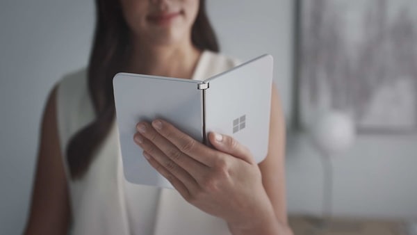 Another variant of the Surface Duo that has been spotted on the UL certifications for Canada with the model number 1930r. Reports speculate that this could be the high-end variant of the Surface Duo or its locked/unlocked version.