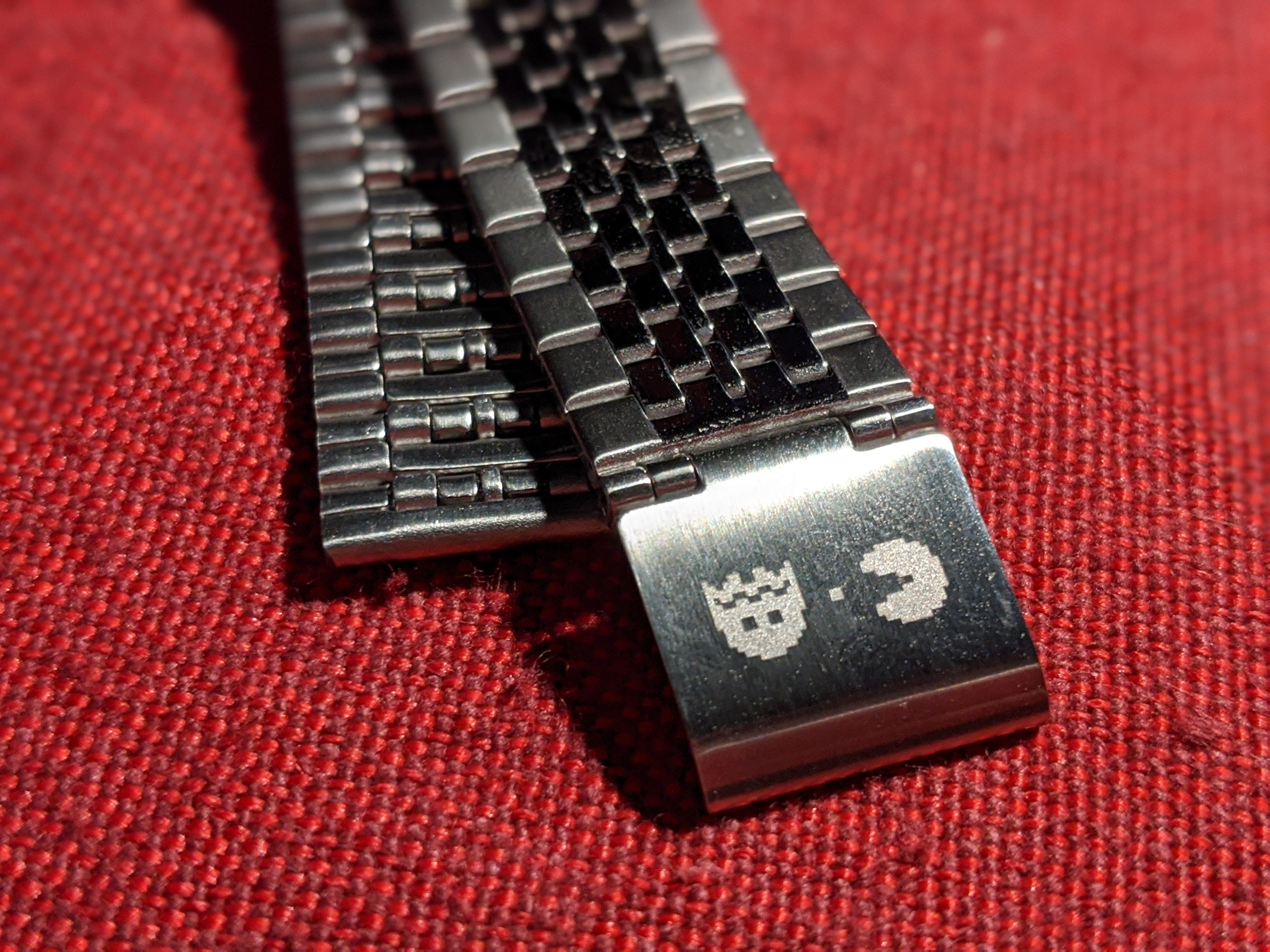 You also get one of the little ghosts, a bit of a video wafer and Pac-Man etched onto the clasp of the watch and on the back of the watch. You also get one of the little ghosts, a bit of a video wafer and Pac-Man etched onto the clasp of the watch and on the back of the watch.