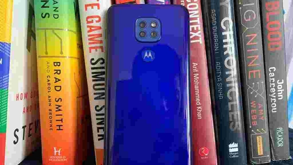 The Moto G9 is powered by the Qualcomm Snapdragon 662 processor. It sports 4GB RAM and 64GB storage space that can be expanded further using a 512GB microSD card.