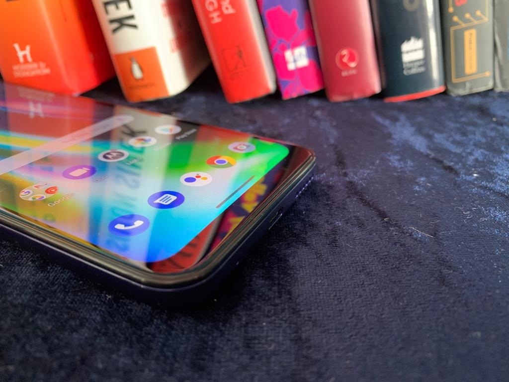 It has a 5,000mAh battery with support for 20W TurboPower charger. It has a 5,000mAh battery with support for 20W TurboPower charger.