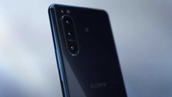 Despite being a ‘shrunken’ version of a much bigger phone, the Xperia 5 II is still a super-tall phone that comes with the 21:9 aspect ratio. It has a 6.1-inch Full HD+ HDR OLED screen with a 120Hz refresh rate.