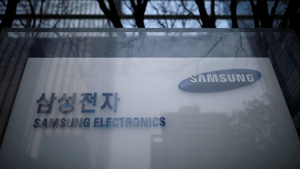 FILE PHOTO: The logo of Samsung Electronics is seen at its office building in Seoul, South Korea, March 23, 2018. REUTERS/Kim Hong-Ji/File Photo