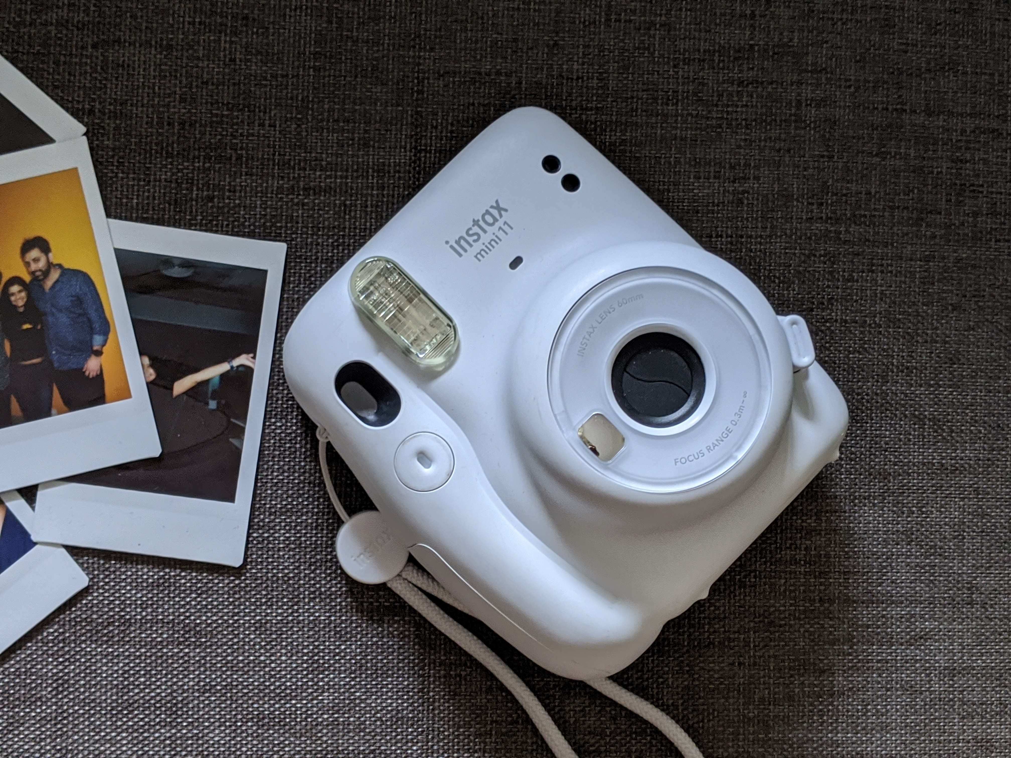 ¿Instax mini 11 guarda fotos?