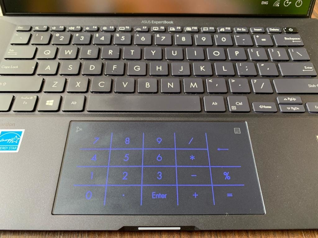 It has Asus NumberPad 2.0 technology and an LED-illuminated numeric keypad that is built into the touchpad. It has Asus NumberPad 2.0 technology and an LED-illuminated numeric keypad that is built into the touchpad.