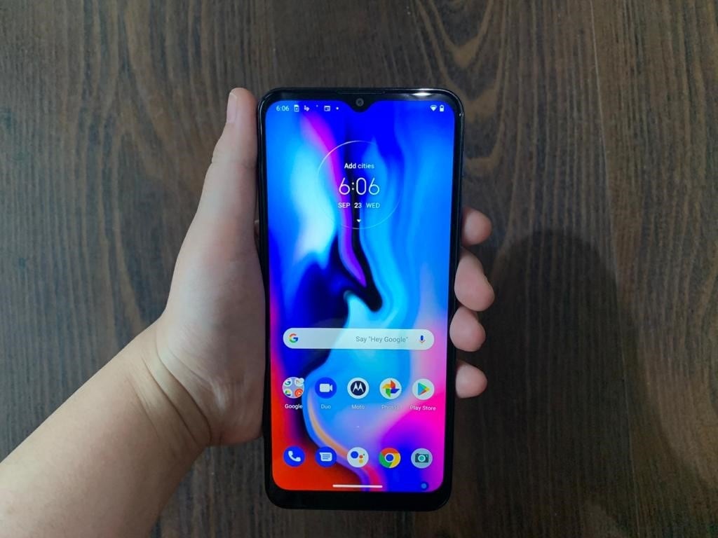 The Moto E7 Plus sports a 6.5-inch Max Vision HD+ display with a 20:9 aspect ratio. The Moto E7 Plus sports a 6.5-inch Max Vision HD+ display with a 20:9 aspect ratio.
