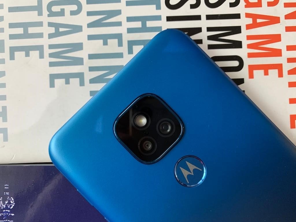 It has a dual camera setup at the back with a 48MP primary sensor and a 2MP depth sensor. It has a dual camera setup at the back with a 48MP primary sensor and a 2MP depth sensor.