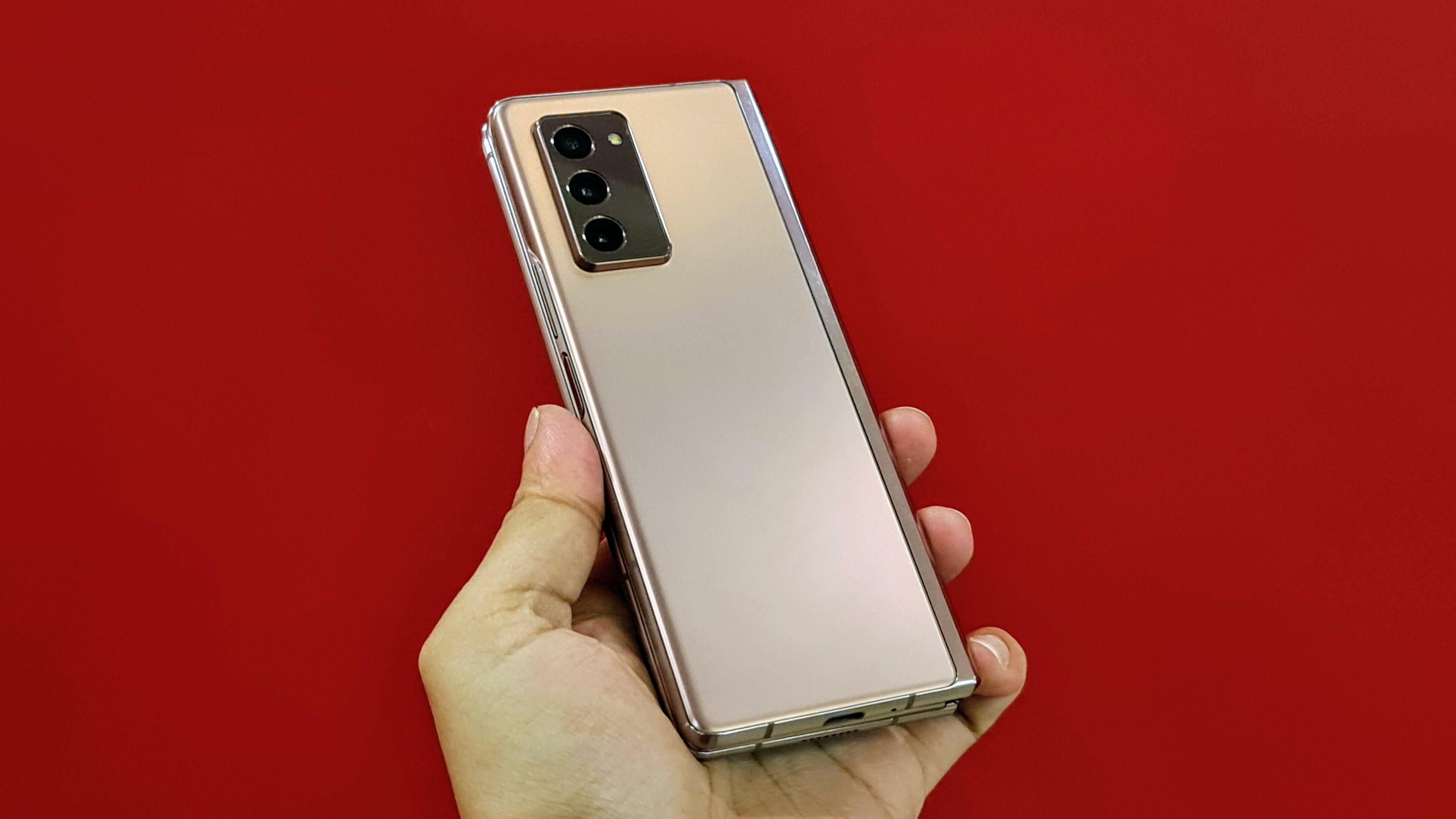There's a triple rear camera setup consisting of a 12-megapixel telephoto lens, a 12-megapixel wide-angle lens with super speed dual pixel auto-focus and OIS, and a 12-megapixel ultra-wide-angle lens. There's a triple rear camera setup consisting of a 12-megapixel telephoto lens, a 12-megapixel wide-angle lens with super speed dual pixel auto-focus and OIS, and a 12-megapixel ultra-wide-angle lens.