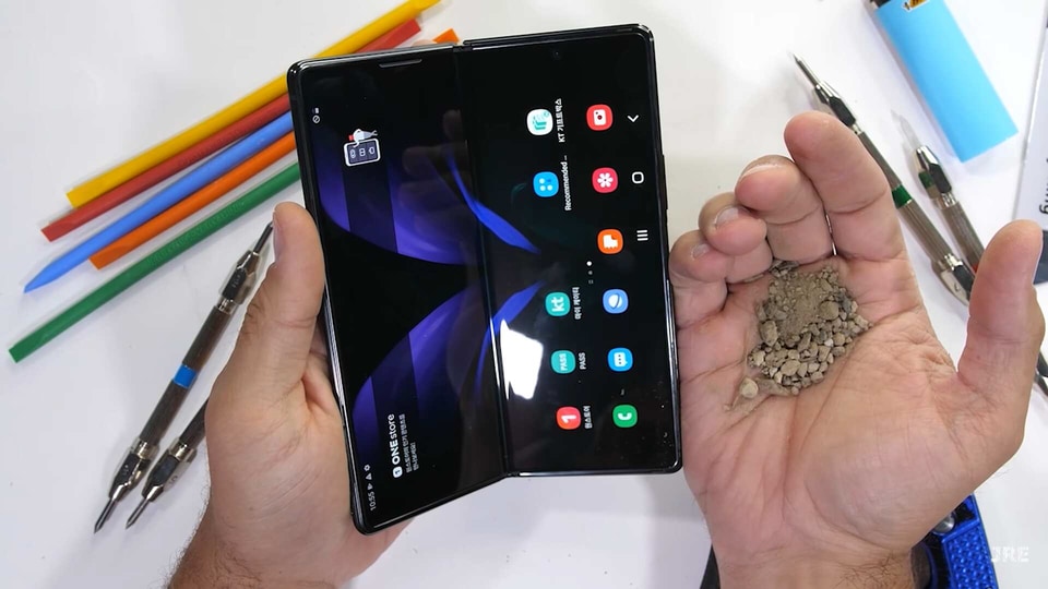 Samsung Galaxy Z Fold 2 dust test.