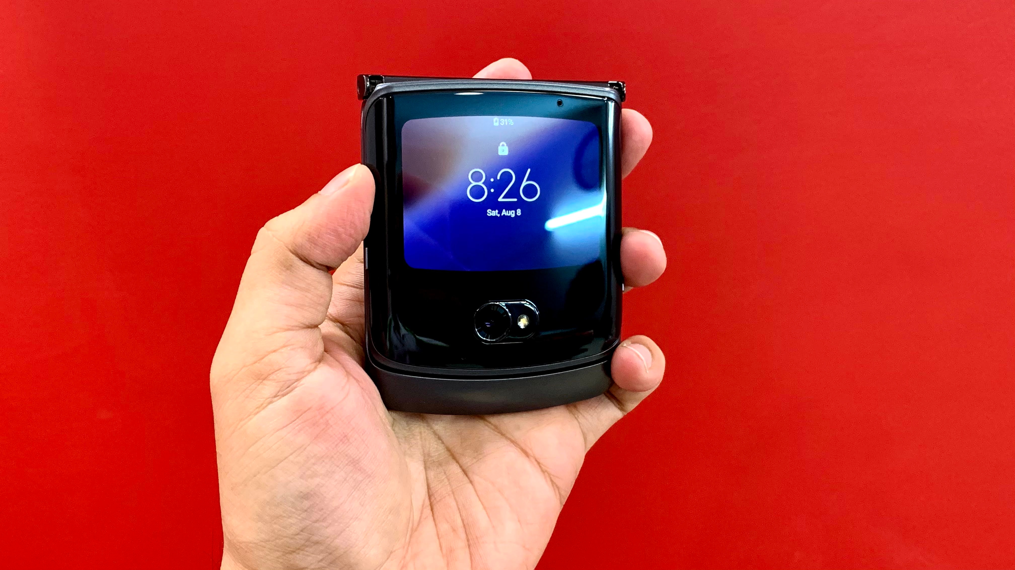 On the outer side there is a 2.7-inch OLED secondary screen that shows you notifications, select shortcuts for apps and lets you reply to messages as well. On the outer side there is a 2.7-inch OLED secondary screen that shows you notifications, select shortcuts for apps and lets you reply to messages as well.