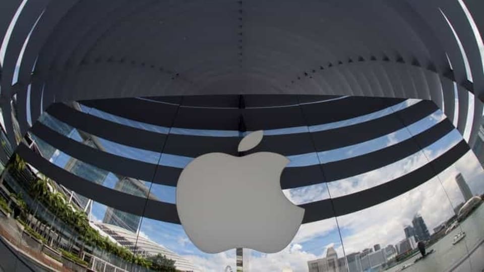 FILE PHOTO: A logo of Apple is seen outside at the upcoming Apple Marina Bay Sands store in Singapore, September 8, 2020. REUTERS/Edgar Su/File Photo