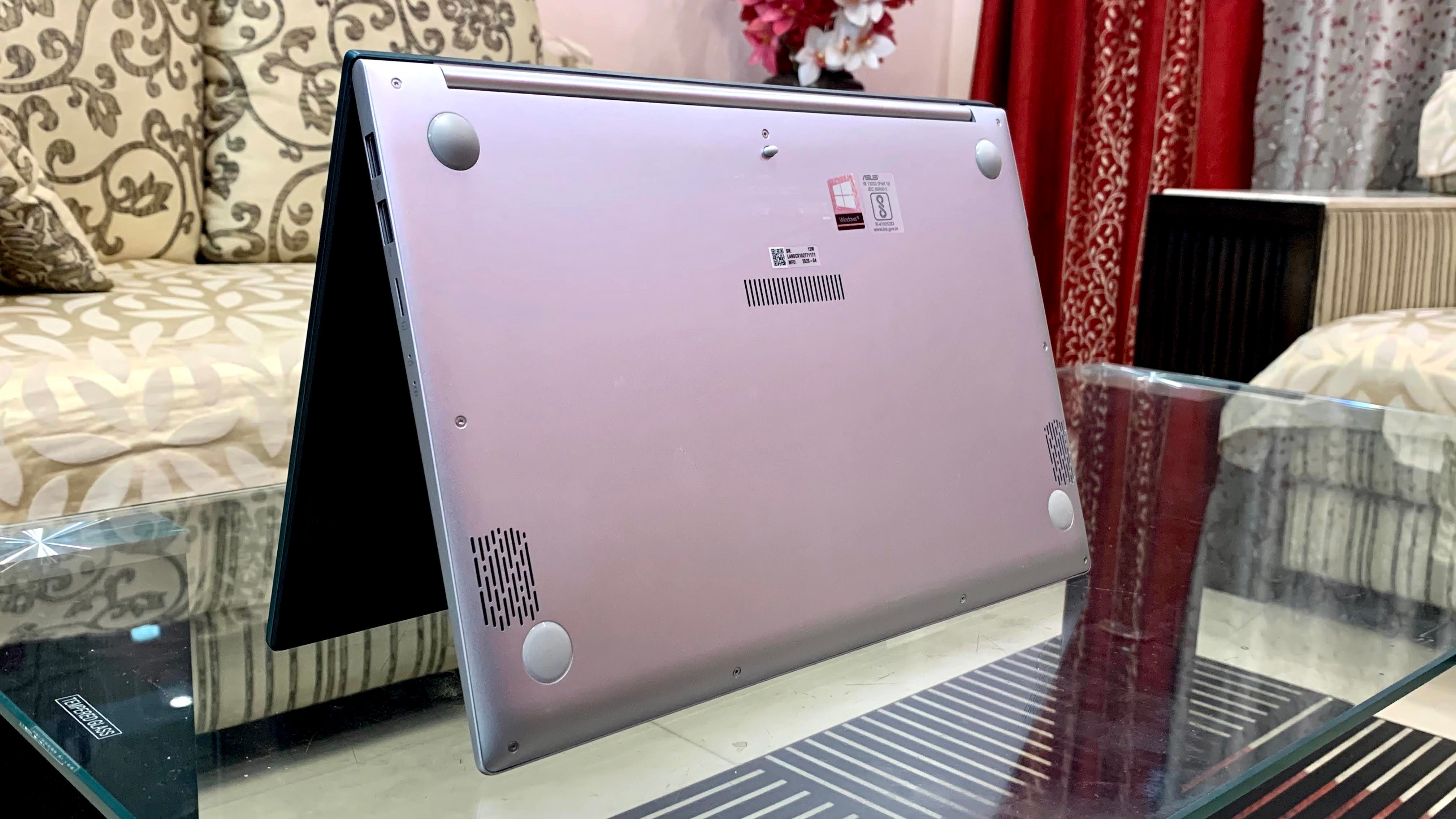 Asus Vivobook S433 is backed by a 50Whr battery with support for fast charging. It can charge to 60% in 49 minutes. Asus Vivobook S433 is backed by a 50Whr battery with support for fast charging. It can charge to 60% in 49 minutes.