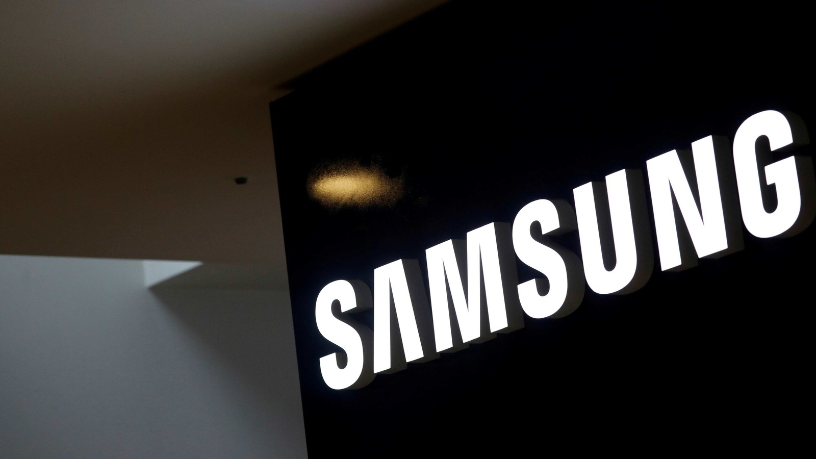 Notably, this service is available for select Galaxy devices this year. However, Samsung says that from early next year, it will further expand these capabilities to tracking tags.
