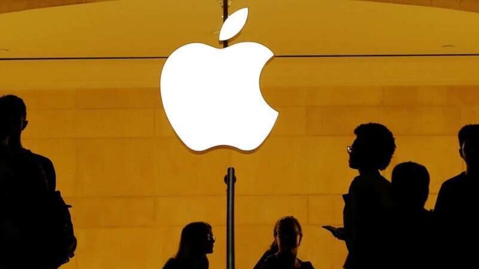 Customers walk past an Apple logo inside of an Apple store at Grand Central Station in New York, U.S., August 1, 2018.  REUTERS/Lucas Jackson/Files