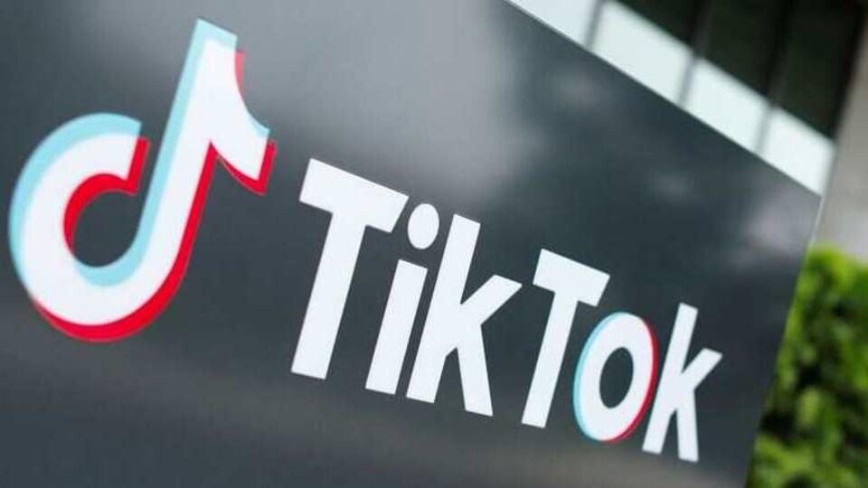 The TikTok logo is pictured outside the company's U.S. head office in Culver City, California, U.S.,  September 15, 2020.   REUTERS/Mike Blake/Files