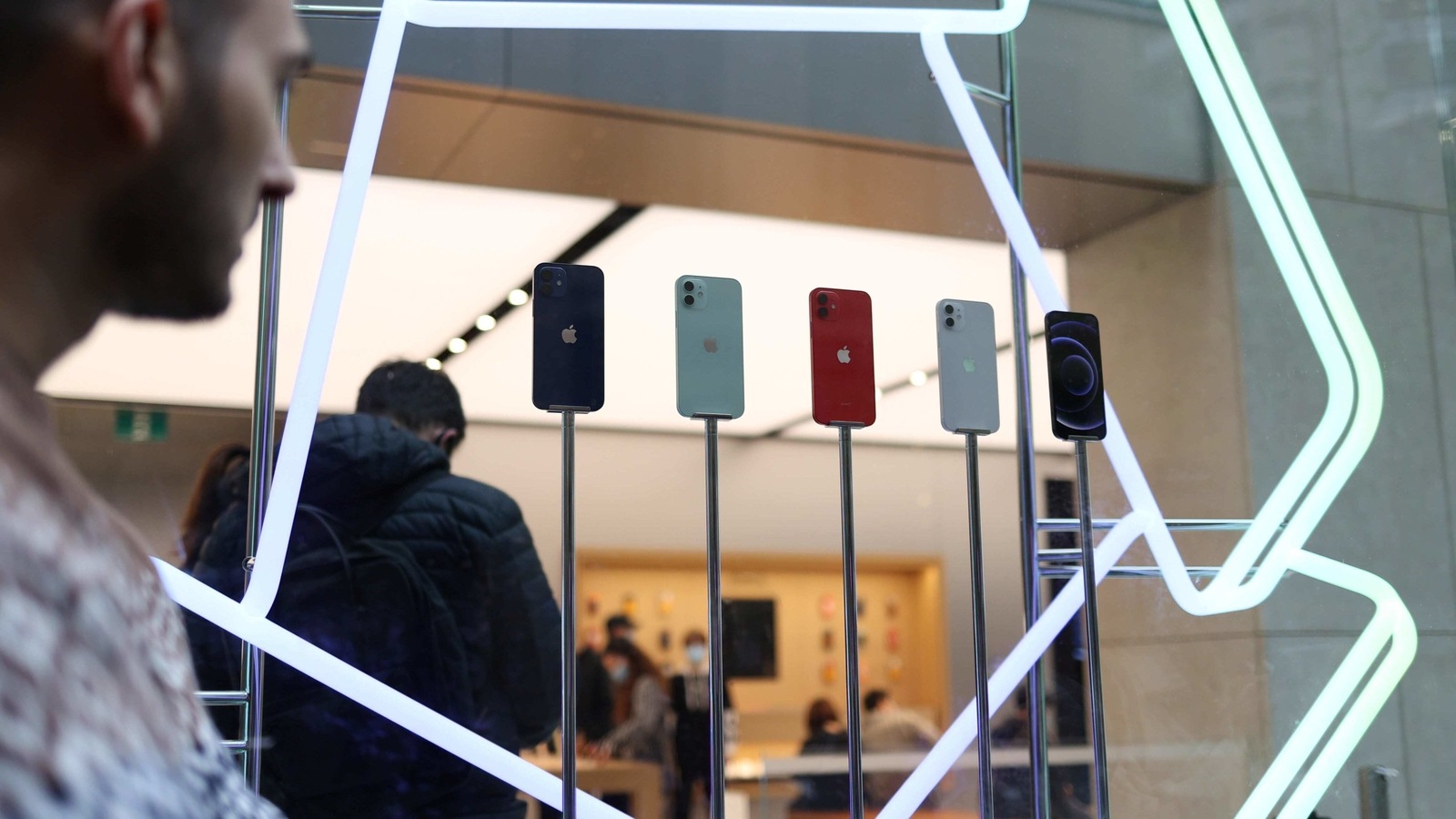 Other reports have told us that the iPhone 13 will come with a 120Hz refresh rate and will adopt the LTPO (Low-Temperature Polycrystalline Oxide) display designed by Apple. 