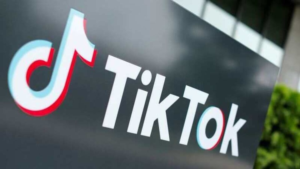 The TikTok logo is pictured outside the company's U.S. head office in Culver City, California, U.S., Sept. 15, 2020.   REUTERS/Mike Blake/File Photo