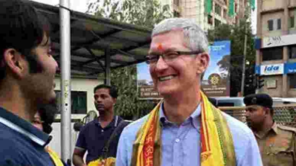 Apple CEO Tim Cook visited the Siddhivinayak Temple on Wednesday.