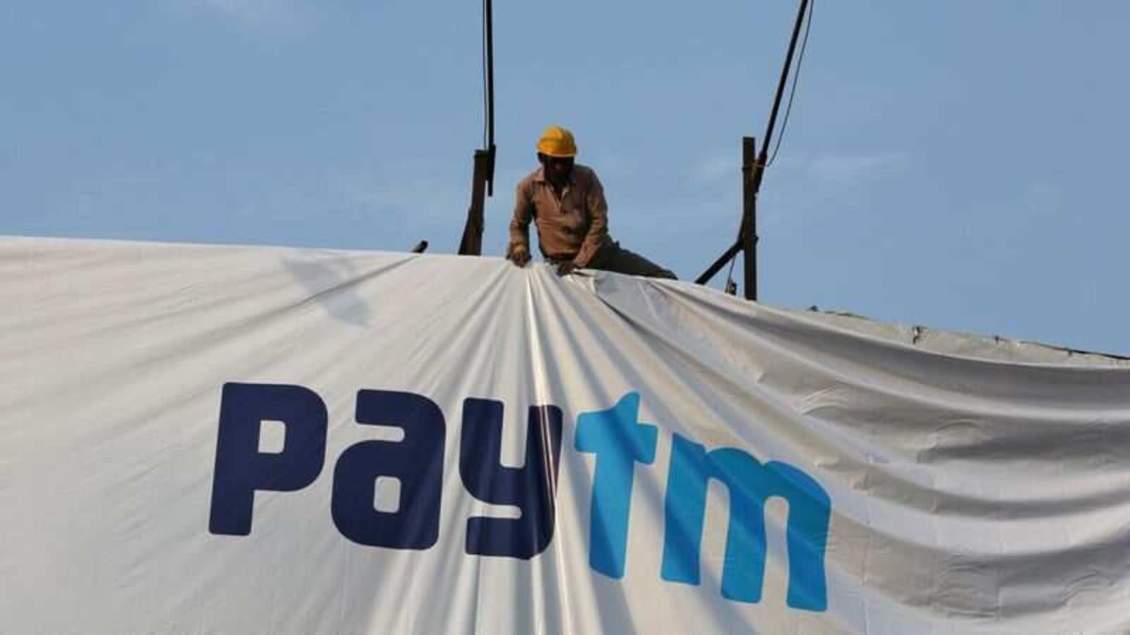 A worker adjusts a hoarding of Paytm, a digital payments firm, in Ahmedabad, India, January 31, 2019. REUTERS/Amit Dave/Files