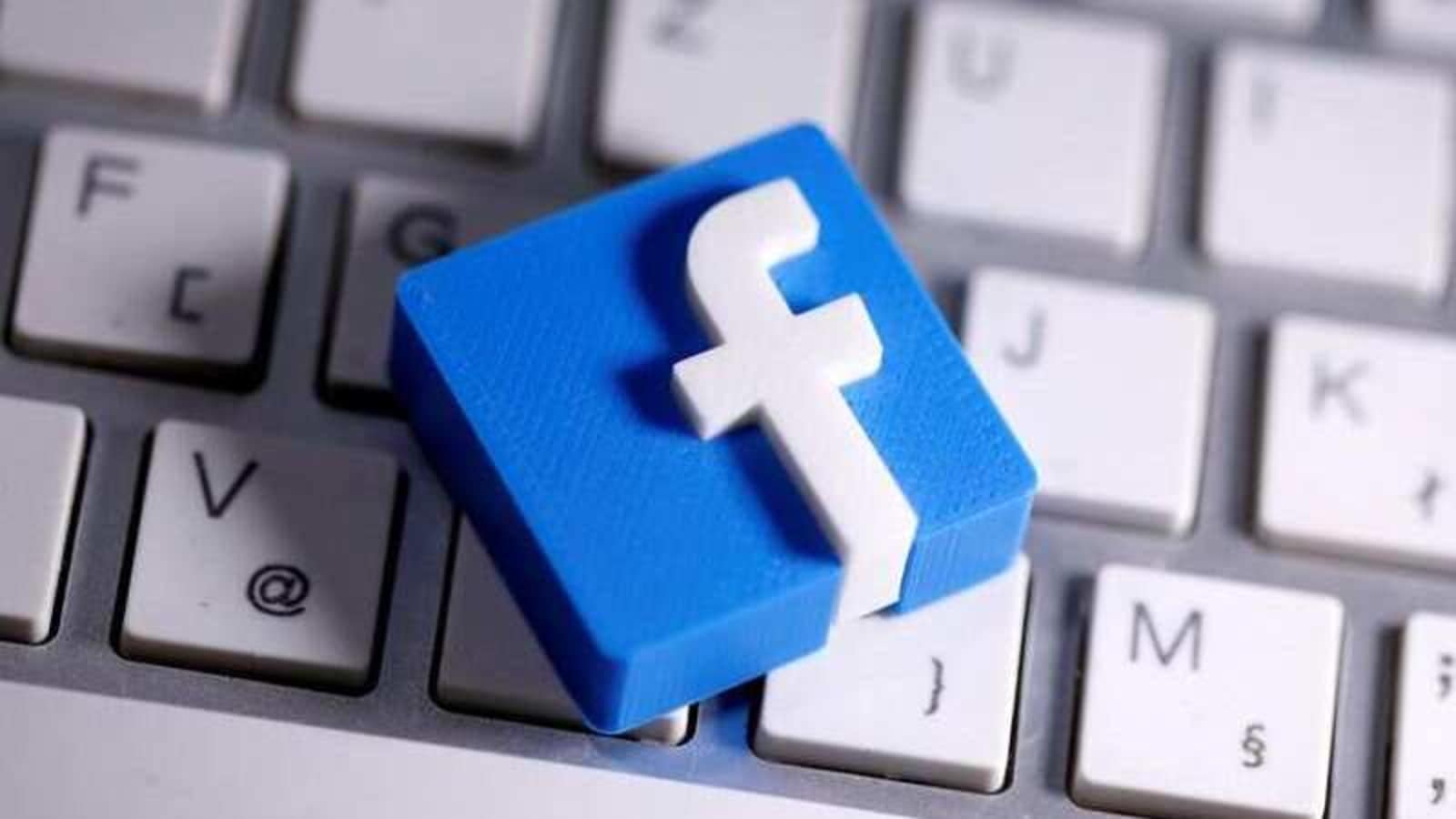 3D-printed Facebook logo is seen placed on a keyboard in this illustration taken March 25, 2020. REUTERS/Dado Ruvic/Illustration/File Photo