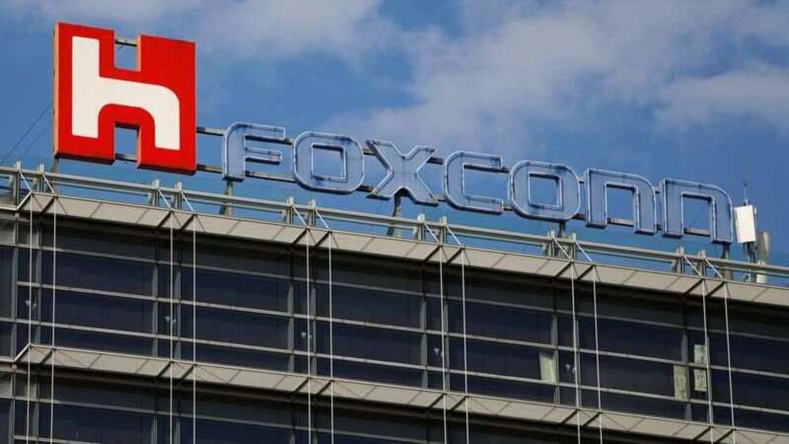 The logo of Foxconn, the trading name of Hon Hai Precision Industry, is seen on top of the company's building in Taipei, Taiwan March 30, 2018. REUTERS/Tyrone Siu/Files