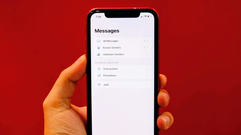 Apple iOS 14: New Messages app with filters.