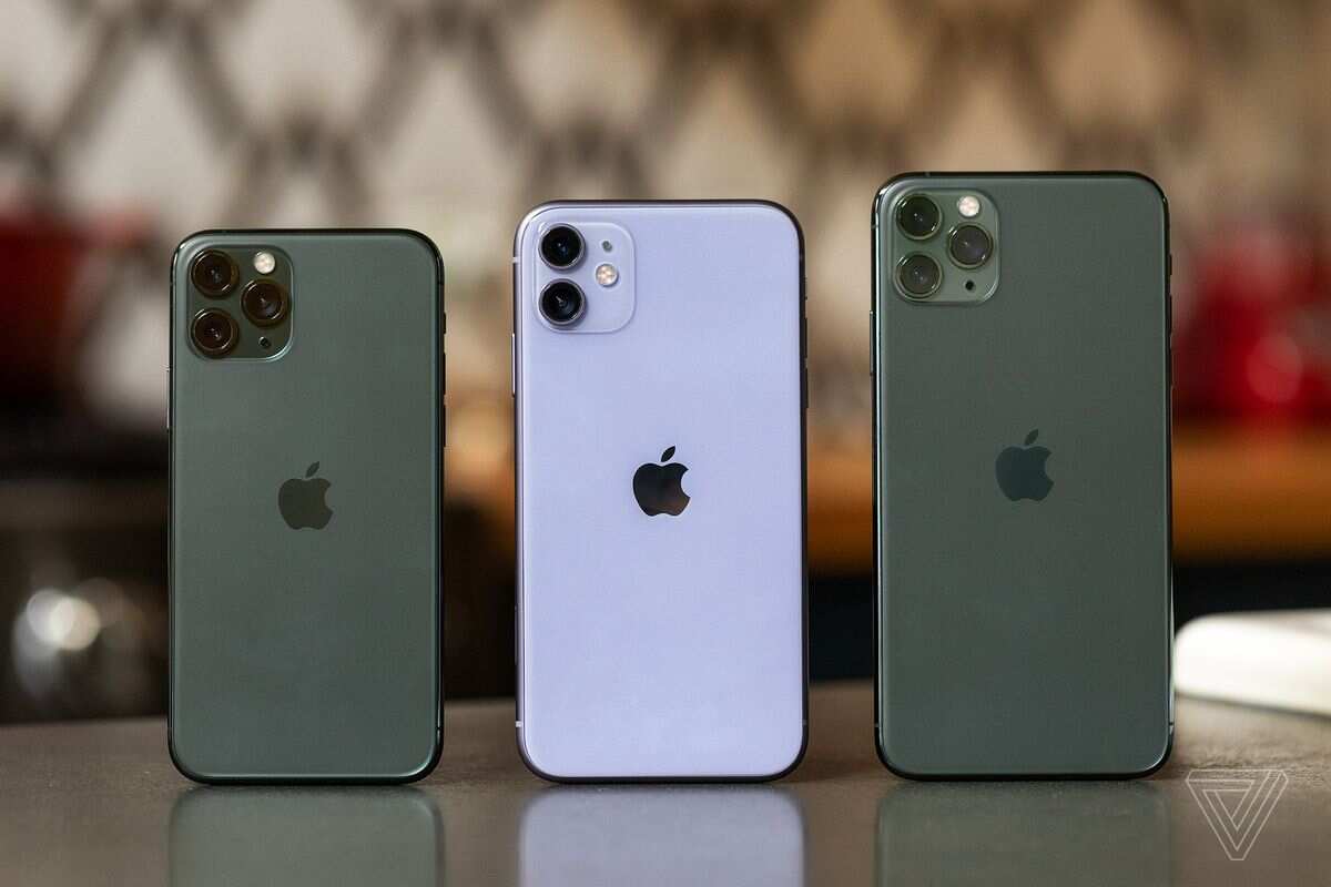 iPhone 11: With a discount of 3 percent, iPhone 11, 64GB variant can be purchased for Rs. 47,990 from Flipkart. With the help of exchange offer the price of the iPhone can further come down by up to Rs. 16,000. The bank offers being provided on the iPhone include Rs. 3000 instant discount on HDFC Credit Card, Credit and Debit EMI; and 5 percent Cashback on Flipkart Axis Bank Card. While the freebies include- free 6 months Gaana Plus subscription, and pack of BYJU'S classes online tuition worth Rs. 999. iPhone 11: With a discount of 3 percent, iPhone 11, 64GB variant can be purchased for Rs. 47,990 from Flipkart. With the help of exchange offer the price of the iPhone can further come down by up to Rs. 16,000. The bank offers being provided on the iPhone include Rs. 3000 instant discount on HDFC Credit Card, Credit and Debit EMI; and 5 percent Cashback on Flipkart Axis Bank Card. While the freebies include- free 6 months Gaana Plus subscription, and pack of BYJU'S classes online tuition worth Rs. 999.