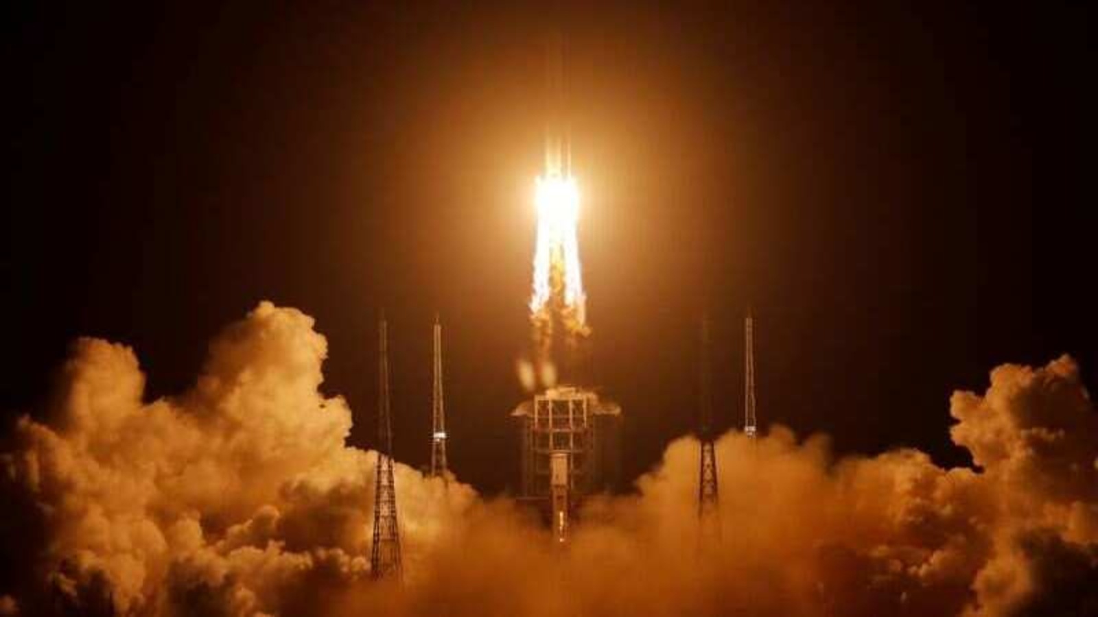 The Long March-5 Y5 rocket, carrying the Chang'e-5 lunar probe, takes off from Wenchang Space Launch Center, in Wenchang, Hainan province, China November 24, 2020.