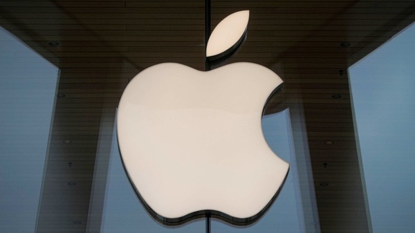 FILE PHOTO: The Apple logo is seen at an Apple Store, as Apple's new 5G iPhone 12 went on sale in Brooklyn, New York, U.S. October 23, 2020.  REUTERS/Brendan McDermid/File Photo