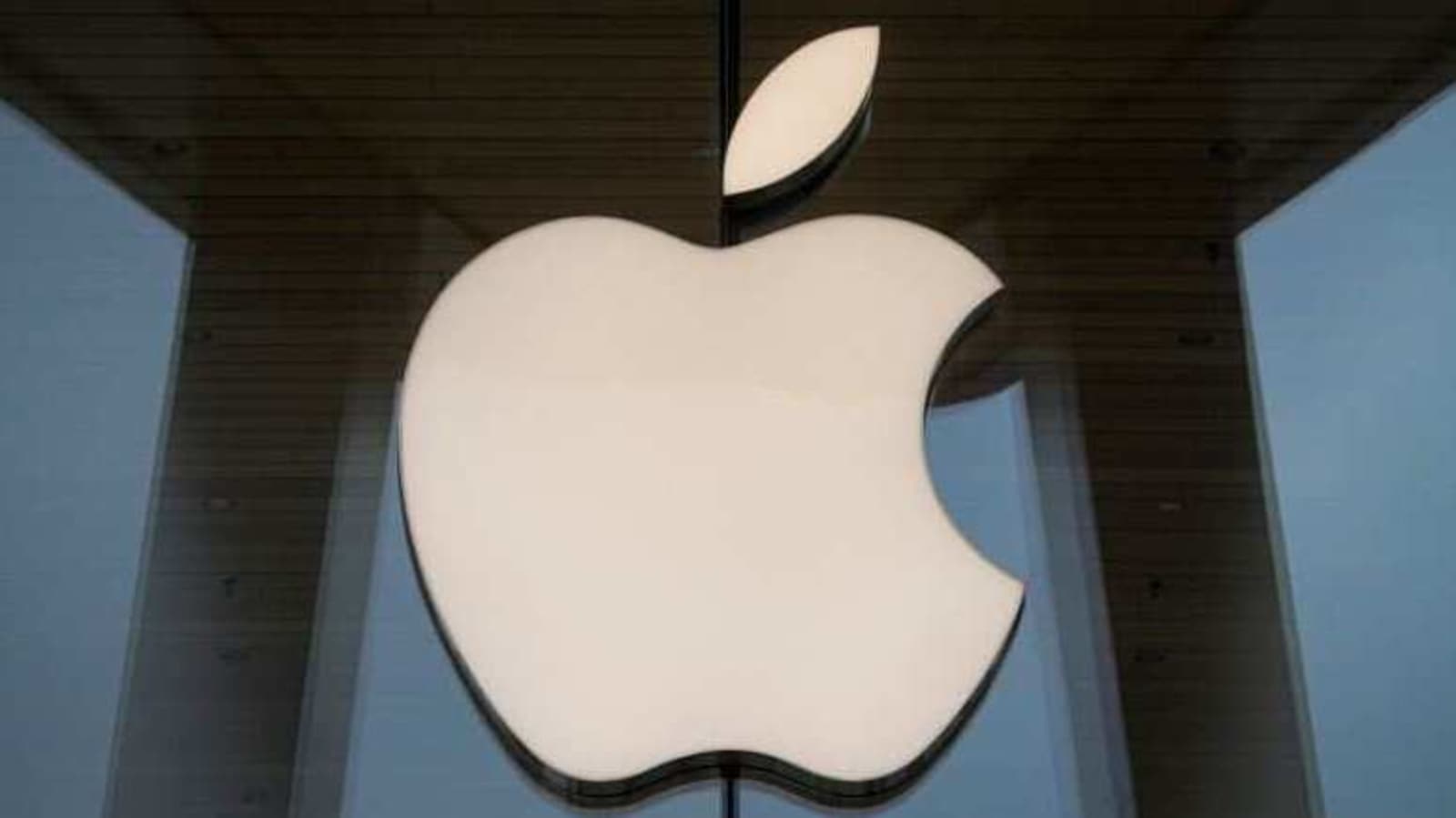 The Apple logo is seen at an Apple Store, as Apple's new 5G iPhone 12 went on sale in Brooklyn, New York, U.S. October 23, 2020.  REUTERS/Brendan McDermid/File Photo