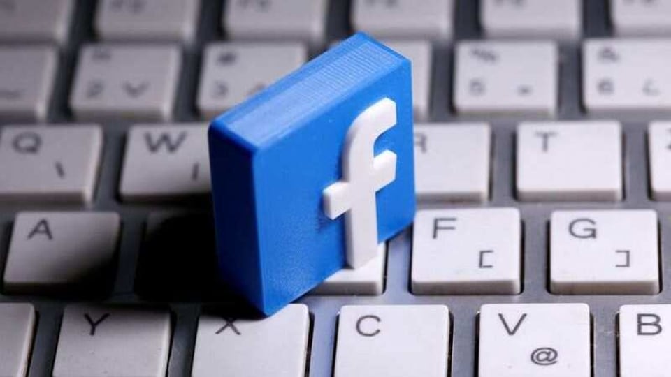 A 3D-printed Facebook logo is seen placed on a keyboard in this illustration taken March 25, 2020. REUTERS/Dado Ruvic/Illustration/Files