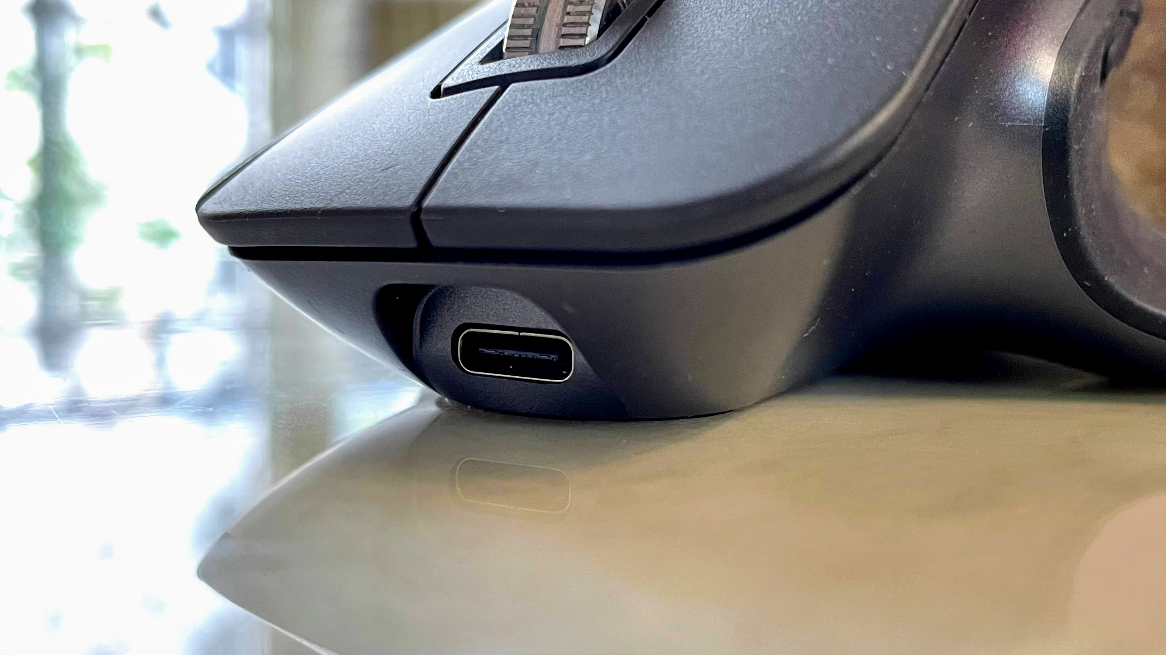 It also has a gesture button with an in-body USB receiver. It also has a gesture button with an in-body USB receiver.