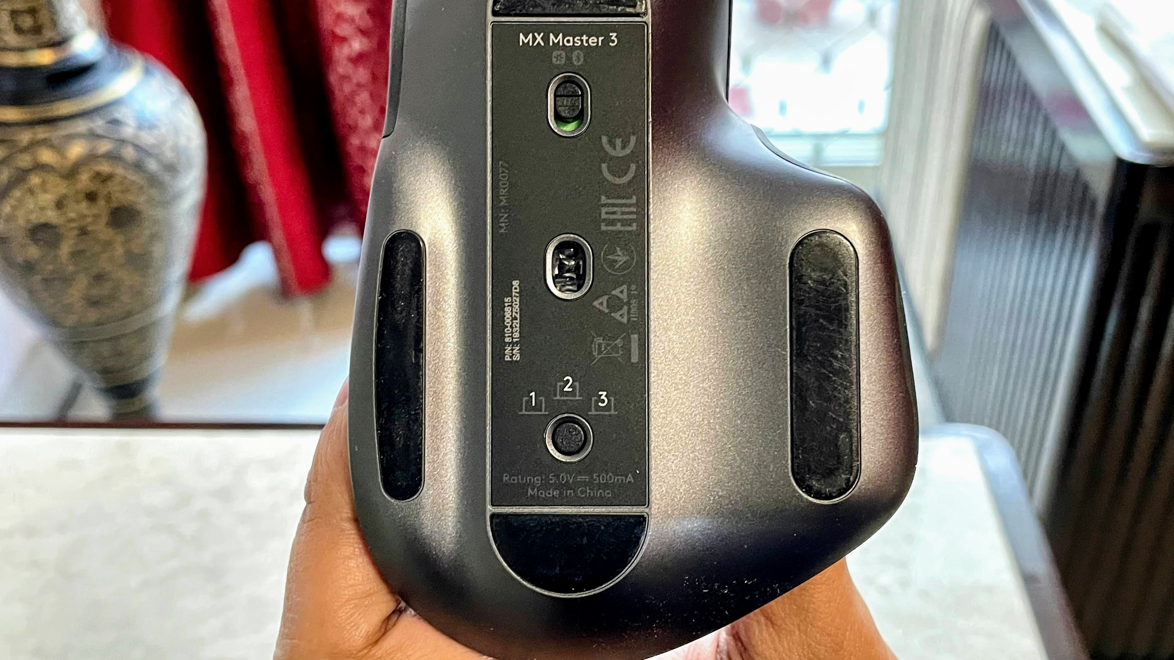 You get the company’s Darkfield sensor with 4,000 dpi sensitivity, which works impressively well on any surface including glass. You get the company’s Darkfield sensor with 4,000 dpi sensitivity, which works impressively well on any surface including glass.