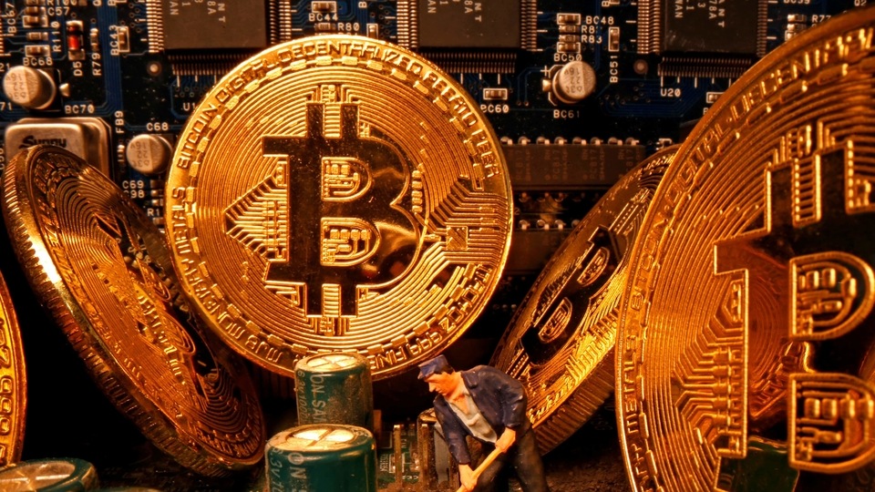 Bitcoin continues to gain