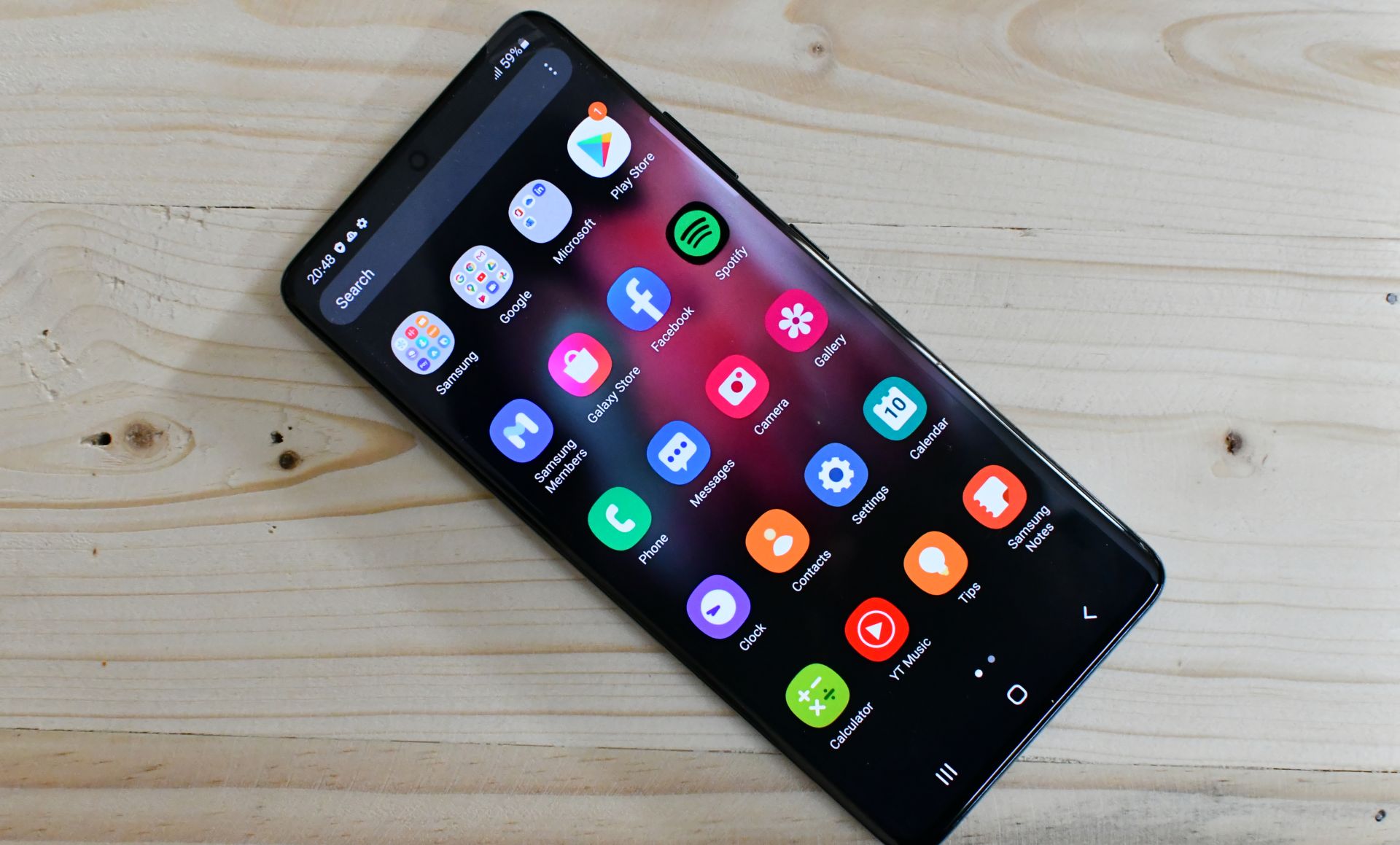 Galaxy S21 Ultra also has the biggest display in the new lineup. The handset comes with a 6.8-inch Dynamic AMOLED 2X display with a 120Hz refresh rate and a resolution of 3200×1440 pixels. Galaxy S21 Ultra also has the biggest display in the new lineup. The handset comes with a 6.8-inch Dynamic AMOLED 2X display with a 120Hz refresh rate and a resolution of 3200×1440 pixels.