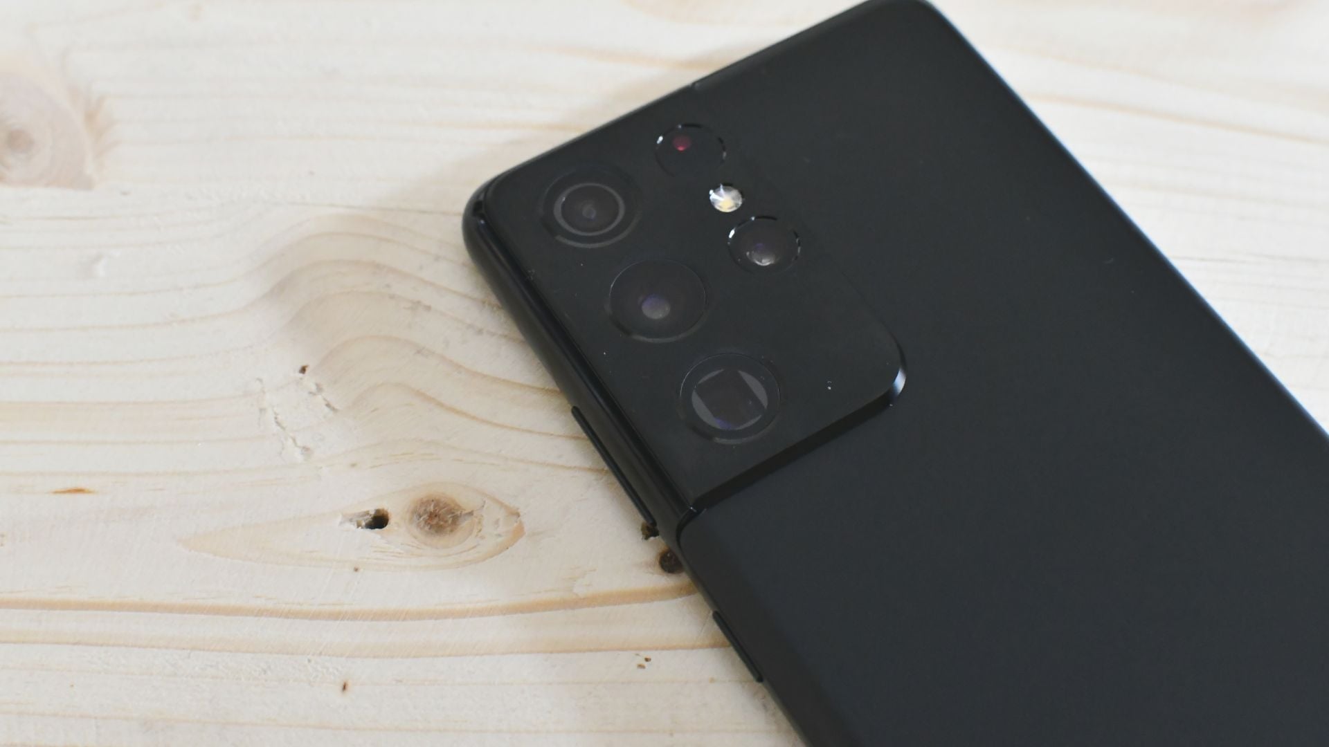 Coming back to the back panel. It has a 12-megapixel Dual Pixel camera, a 108-megapixel phase-detection camera, a 10-megapixel Dual Pixel camera and a 10-megapixel telephoto lens with 100x space zoom. Coming back to the back panel. It has a 12-megapixel Dual Pixel camera, a 108-megapixel phase-detection camera, a 10-megapixel Dual Pixel camera and a 10-megapixel telephoto lens with 100x space zoom.