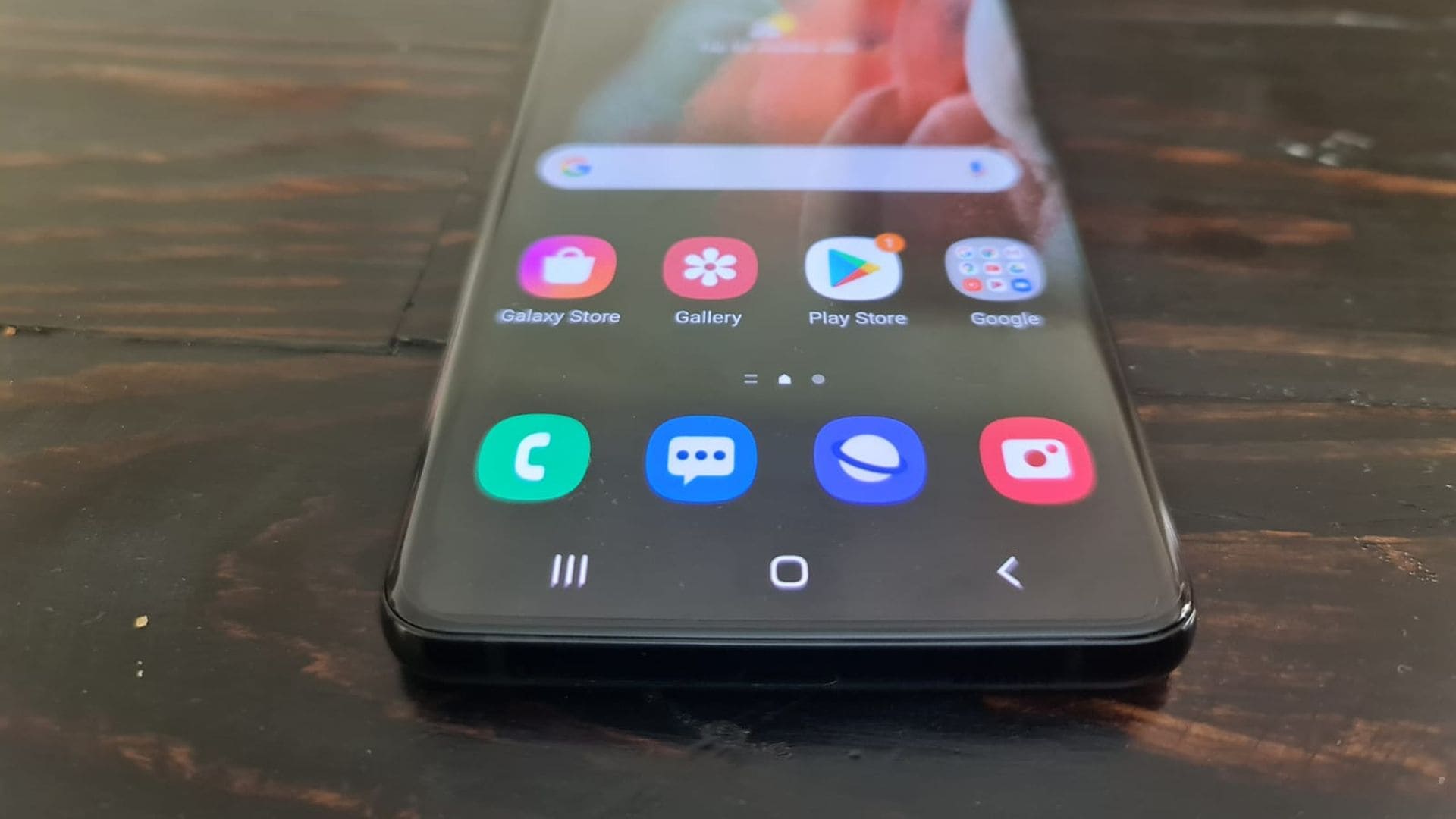 The smartphone comes with a familiar OneUI (3.1) based on Android 11. The Indian variant of the phone runs on Exynos 2100 processor. Our unit has 12GB of RAM and 256GB built-in storage. The smartphone comes with a familiar OneUI (3.1) based on Android 11. The Indian variant of the phone runs on Exynos 2100 processor. Our unit has 12GB of RAM and 256GB built-in storage.