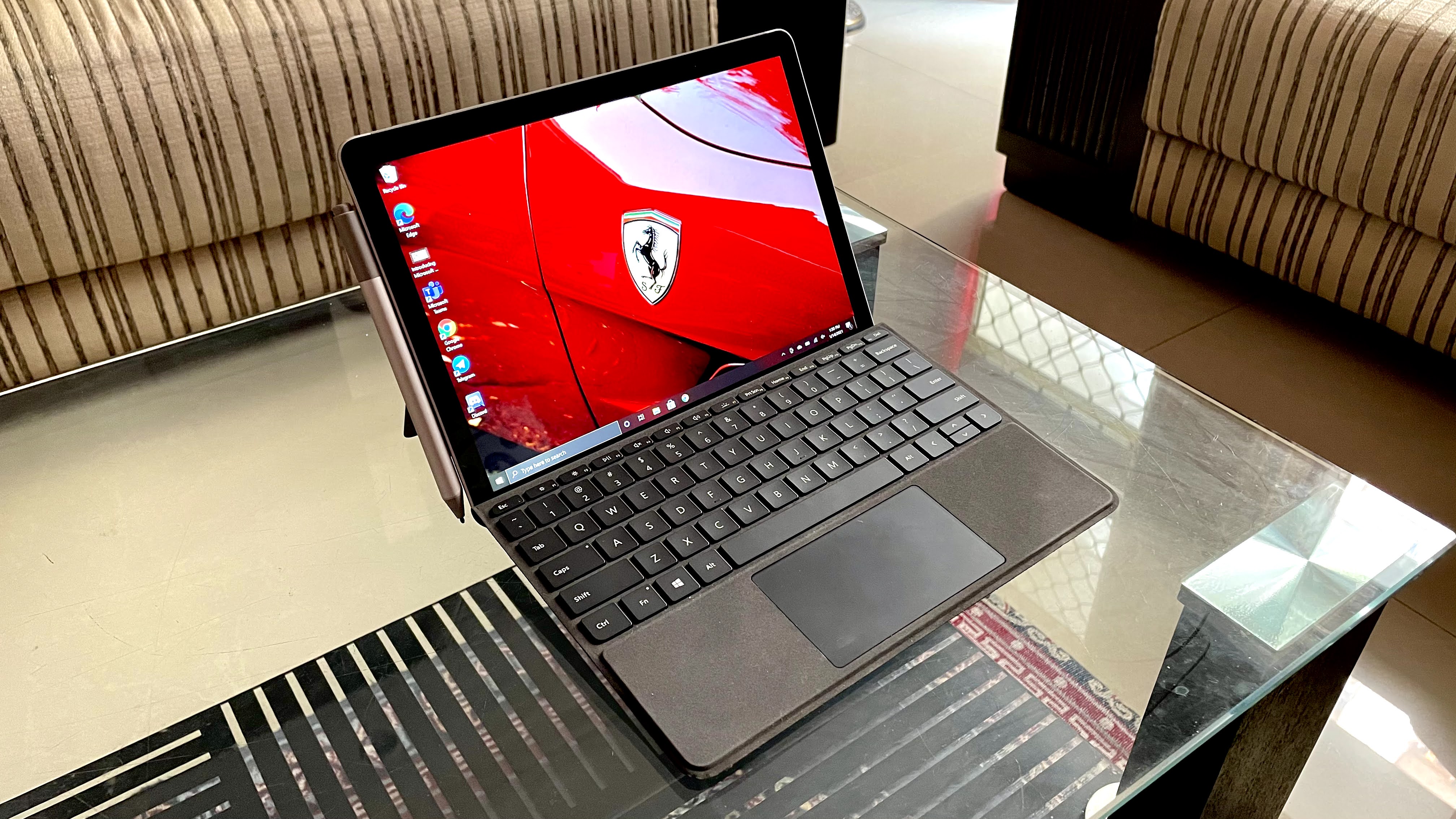 It is powered by Intel Pentium Gold 4425Y/8th-gen Core m3 processor along with 4GB or 8GB RAM. It is powered by Intel Pentium Gold 4425Y/8th-gen Core m3 processor along with 4GB or 8GB RAM.