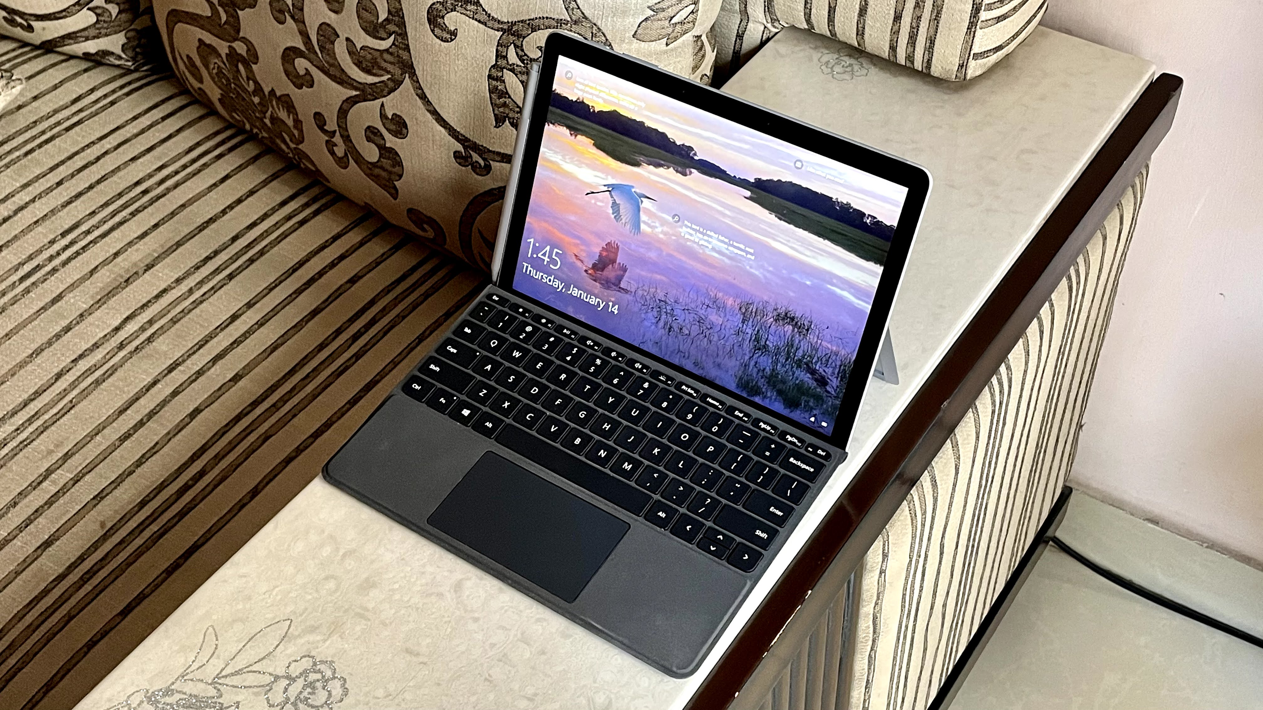 It has a 10.5-inch PixelSense touch display with 1920x1280 pixel resolution and Corning Gorilla Glass 3. It has a 10.5-inch PixelSense touch display with 1920x1280 pixel resolution and Corning Gorilla Glass 3.