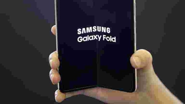 Samsung has now begun rolling out the Android 11 update coupled with OneUI 3.0 for the Samsung Galaxy Fold an entire month ahead of schedule