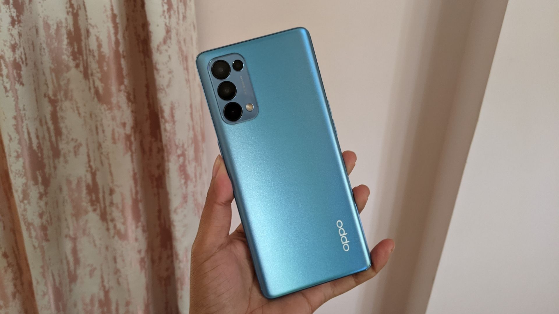 It packs a 4,350mAh battery with 65W VOOC 2.0 fast charging support. It packs a 4,350mAh battery with 65W VOOC 2.0 fast charging support.