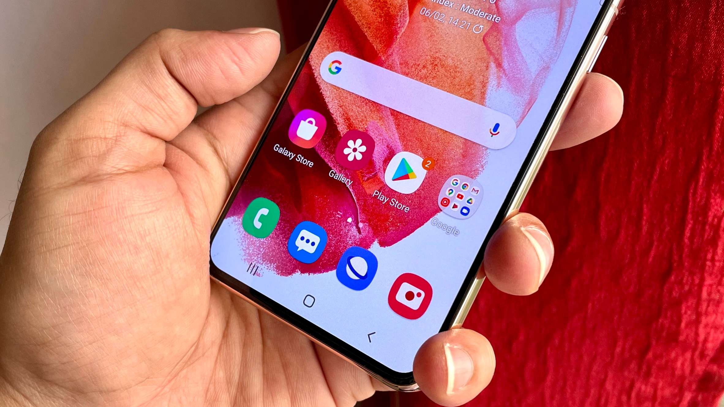 For computing tasks, Galaxy S21 has Exynos 2100 octa-core chipset. It comes in 128GB and 256GB inbuilt storage versions with same 8GB RAM. For computing tasks, Galaxy S21 has Exynos 2100 octa-core chipset. It comes in 128GB and 256GB inbuilt storage versions with same 8GB RAM.