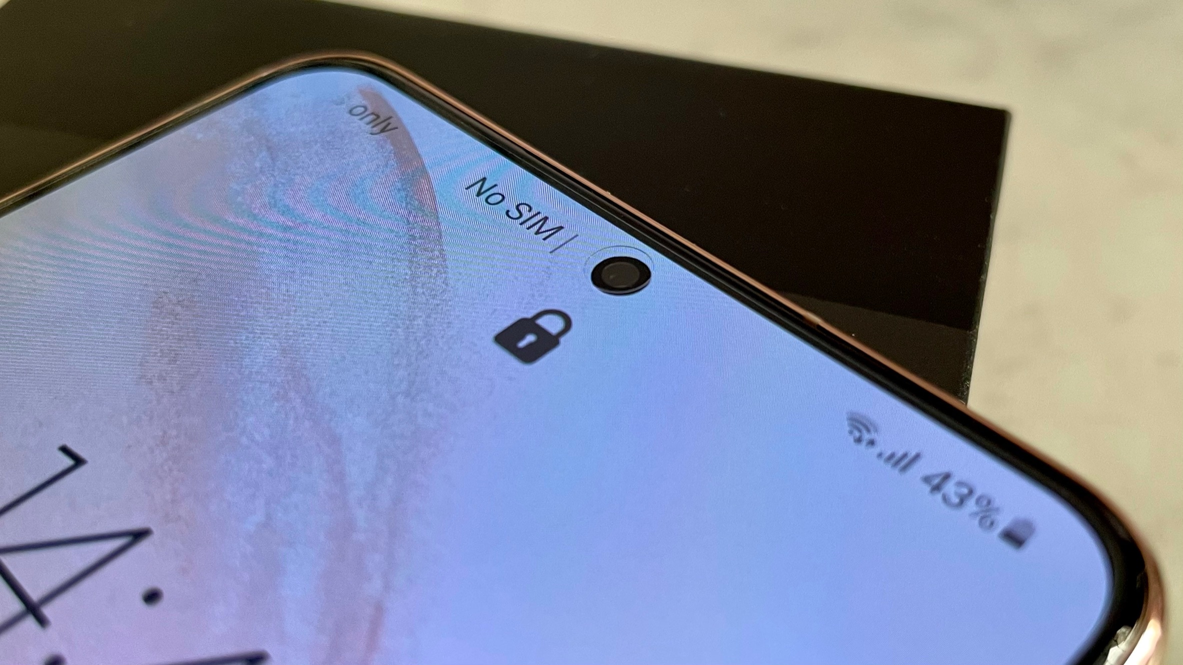 At the front you get a 10MP camera that lets you choose between ‘Natural’ and ‘Bright’ colour tones. At the front you get a 10MP camera that lets you choose between ‘Natural’ and ‘Bright’ colour tones.