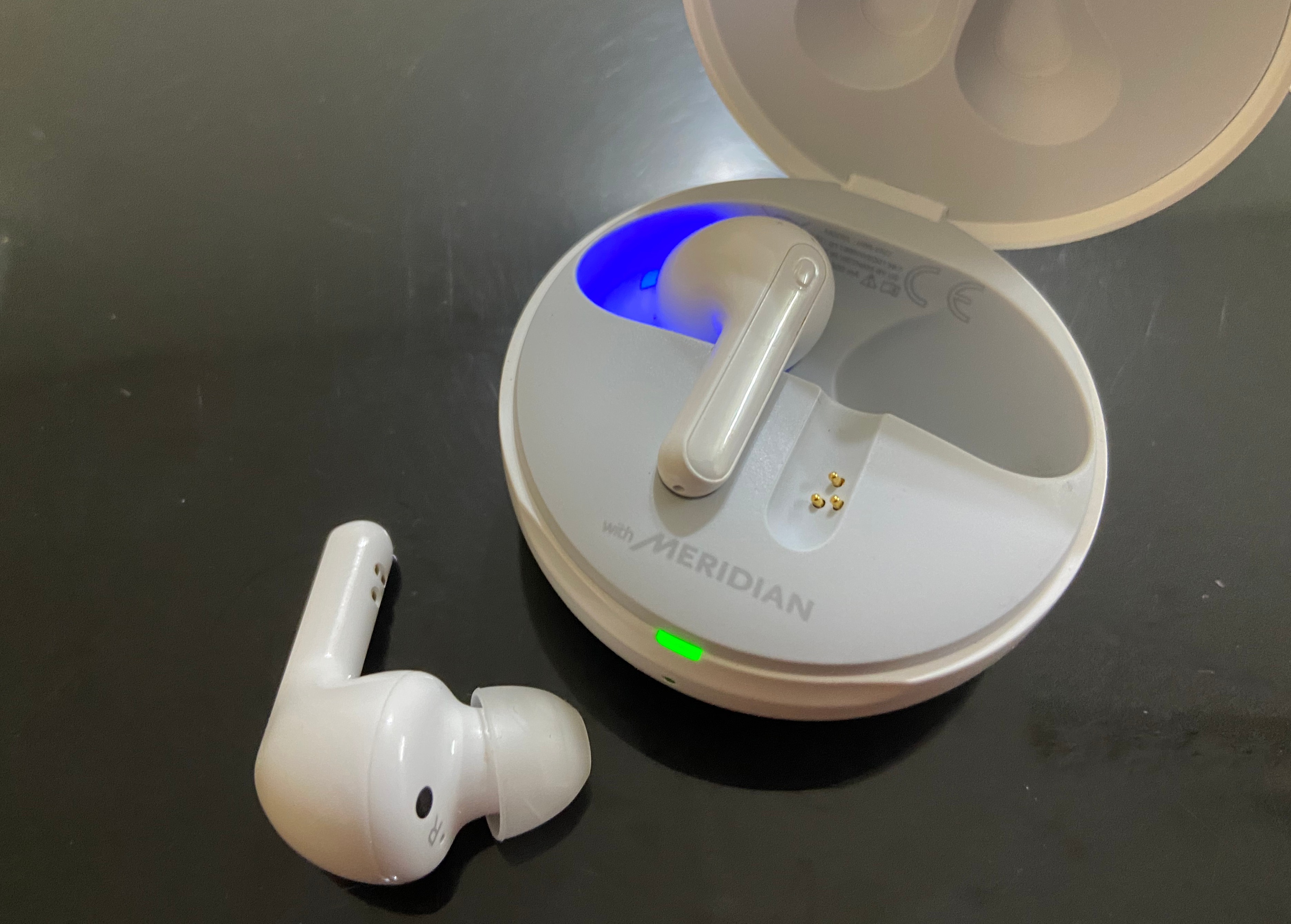 The case only disinfects the earbuds after you plug in the charger, but the case lights up as soon as you open the cover.&nbsp;