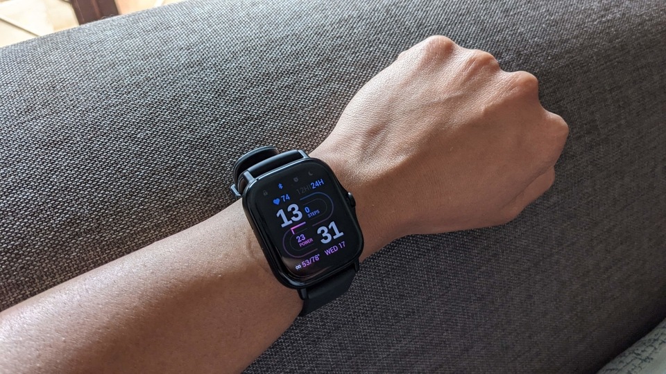 There is only one dial on the right side that you can use to turn the screen on and pull up the list of features like PAI (personal physiological activity indicator), SpO2, Heart Rate, Workout etc, the rest you toggle through the touch screen. There is only one dial on the right side that you can use to turn the screen on and pull up the list of features like PAI (personal physiological activity indicator), SpO2, Heart Rate, Workout etc, the rest you toggle through the touch screen.