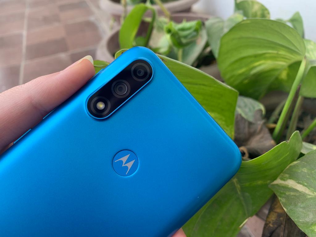 It comes with a 13MP primary rear camera. On the front, it has a 5MP selfie camera. It comes with a 13MP primary rear camera. On the front, it has a 5MP selfie camera.