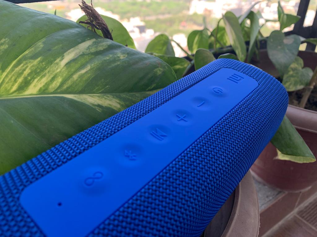 It runs on a 2600mAh battery, which the company says gets charged completely in approximately 4 hours and delivers around 13 hours of playback time. It runs on a 2600mAh battery, which the company says gets charged completely in approximately 4 hours and delivers around 13 hours of playback time.